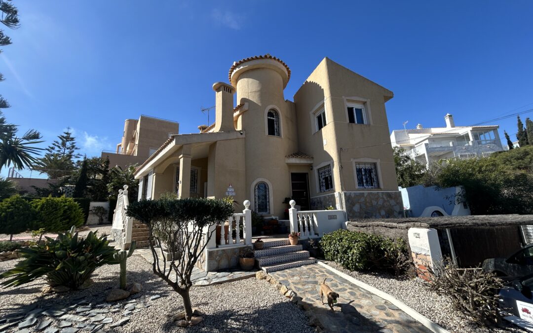 Chalet Independiente con Garaje y Piscina Privada en Cabo de Palos, Murcia